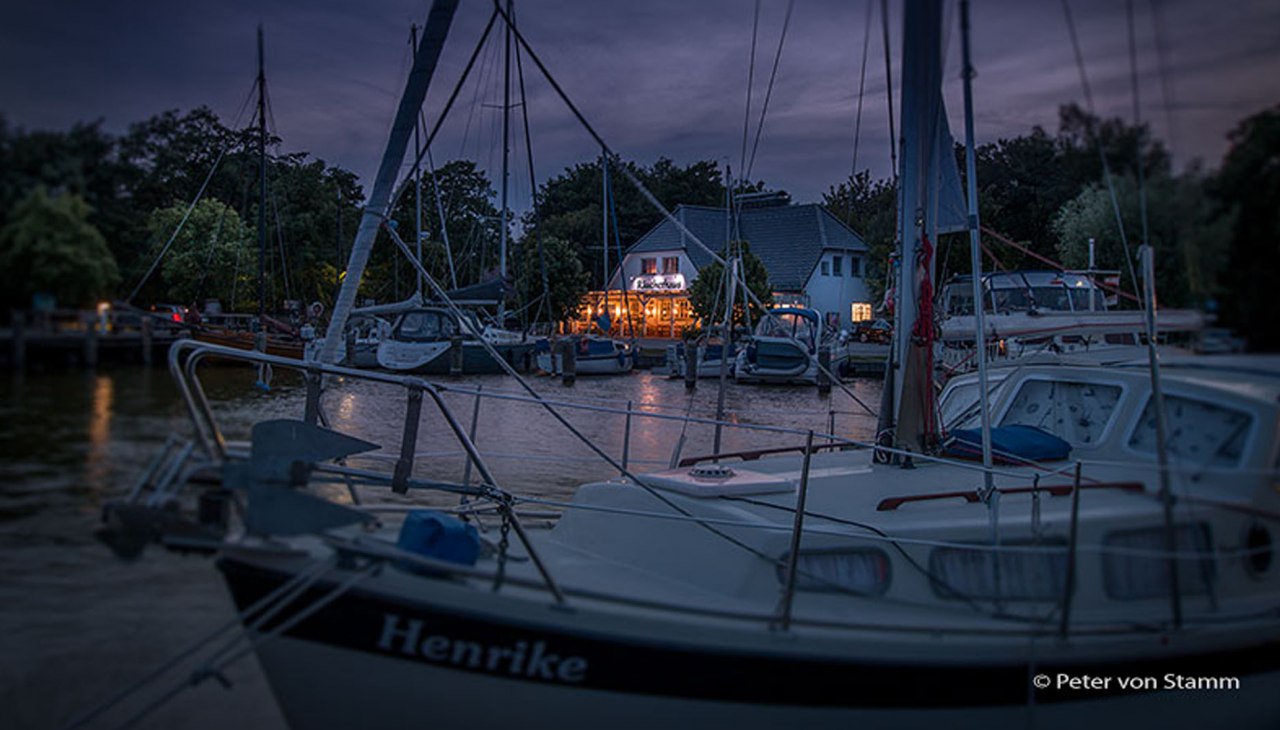 Das Räucherhaus Ahrenshoop bei Nacht, © Peter von Stamm Das Räucherhaus Ahrenshoop bei Nacht, © Peter von Stamm
