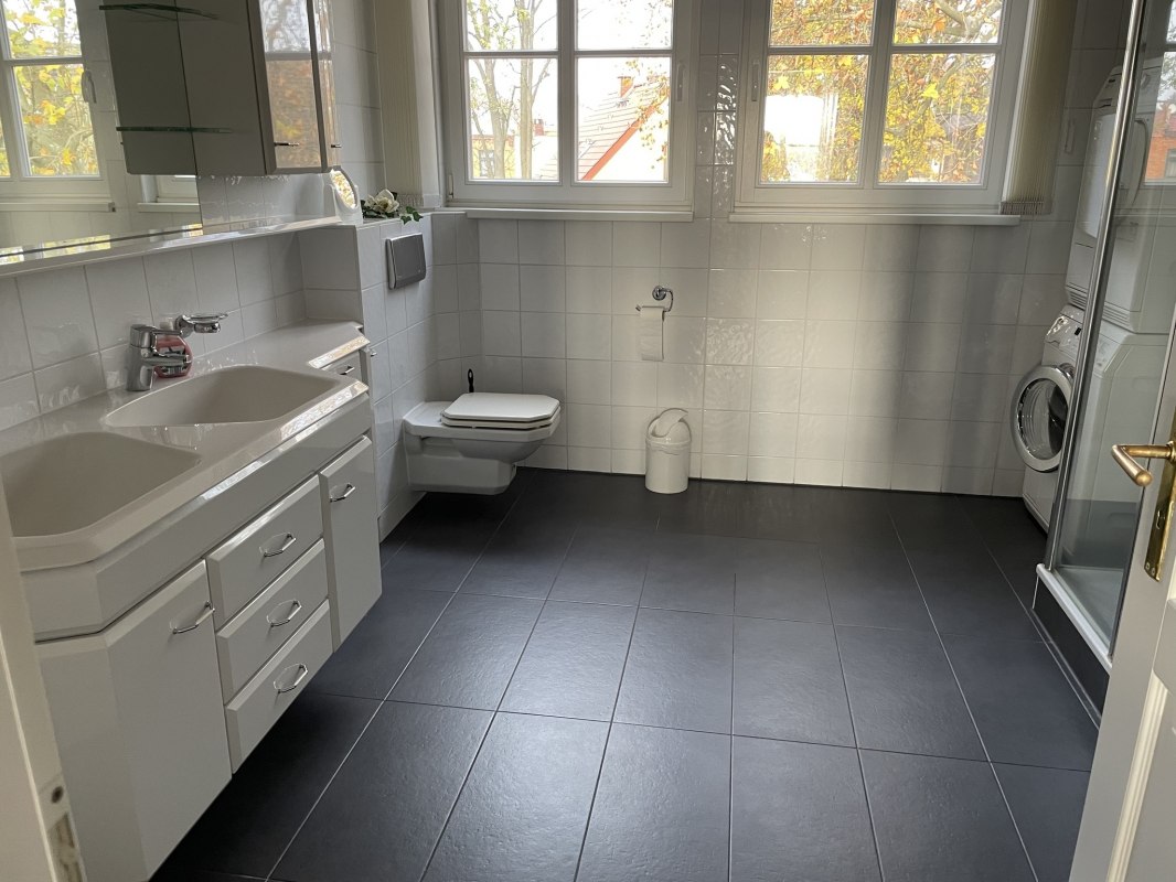 Das großzügige Bad (Whg. Nr. 1) ist nur teilweise barrierefrei (10 cm Einstieg in die Dusche). // © A. Wilken Das großzügige Bad (Whg. Nr. 1) ist nur teilweise barrierefrei (10 cm Einstieg in die Dusche). // © A. Wilken