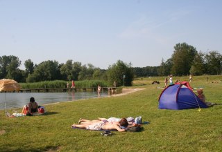Liegewiese am Strand // &copy; Gemeinde Eixen