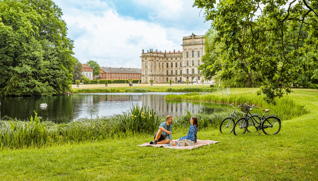Picknick vor dem Schloss Ludwigslust, &copy; TMV/Tiemann