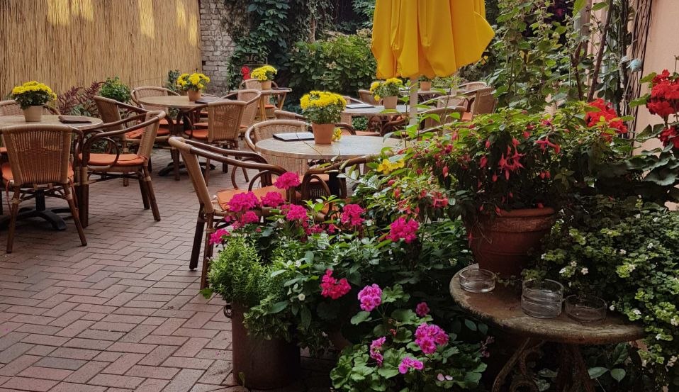 Der idyllische Hofgarten im Café Küpper. // © Güstrow-Information Der idyllische Hofgarten im Café Küpper. // © Güstrow-Information