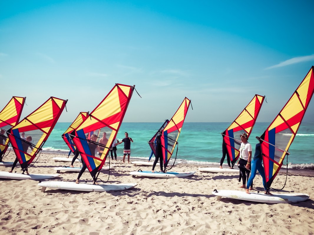 Windsurfcursus Oostzee LOOP IN groep beginnerscursus // &copy; Plamen Solzer