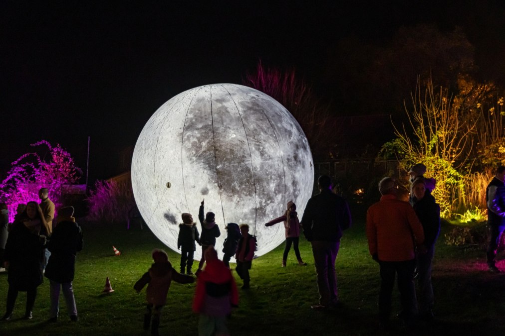 Leuchtender Mond im Kl&uuml;tzer Stadtgarten, &copy; Helmut Strau&szlig;