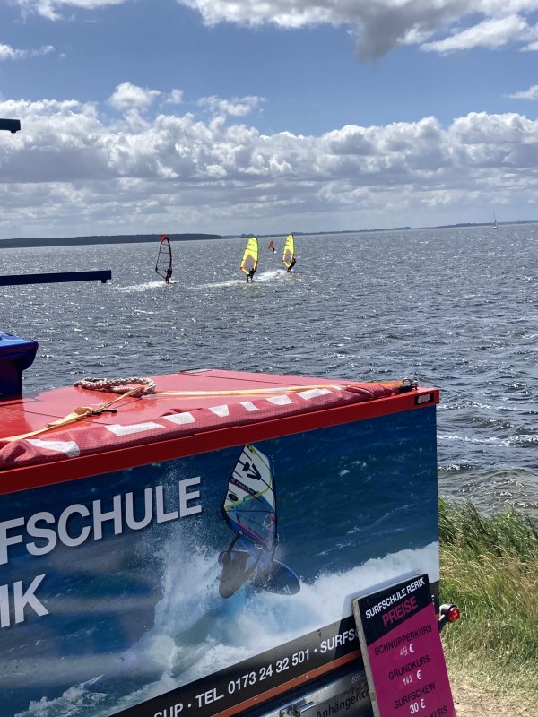 Fortgeschrittene Windsurfer in schneller Fahrt am Salzhaff in Rerik mit modernem Leihmaterial der Surfschule Rerik. Ideale Windbedingungen, flaches Wasser und viel Platz bieten perfekte Voraussetzungen für sicheres Windsurfen an der Ostsee. // © Henning Schult Fortgeschrittene Windsurfer in schneller Fahrt am Salzhaff in Rerik mit modernem Leihmaterial der Surfschule Rerik. Ideale Windbedingungen, flaches Wasser und viel Platz bieten perfekte Voraussetzungen für sicheres Windsurfen an der Ostsee. // © Henning Schult