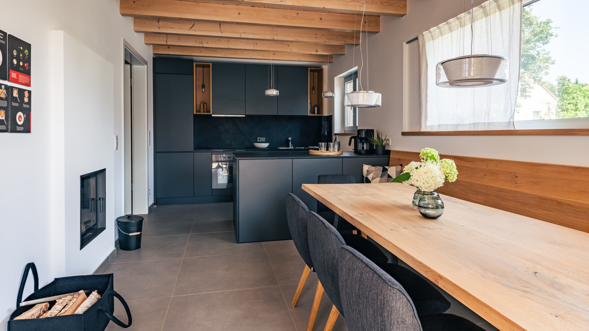 Das Ferienhaus von Innen mit Esstisch und Küche