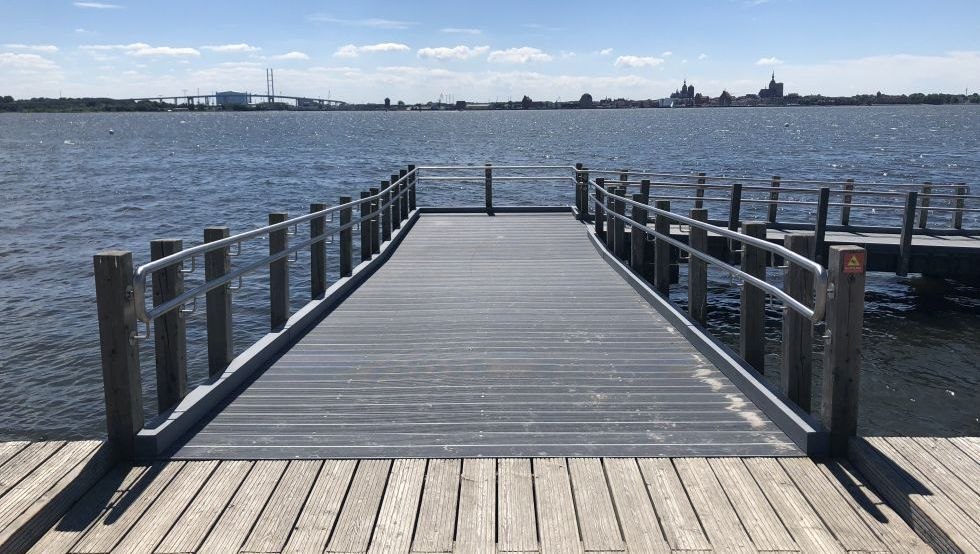 Eingang Baderampe Strand von Altefähr // © Eigenbetrieb Hafen- und Tourismuswirtschaft Altefähr Eingang Baderampe Strand von Altefähr // © Eigenbetrieb Hafen- und Tourismuswirtschaft Altefähr