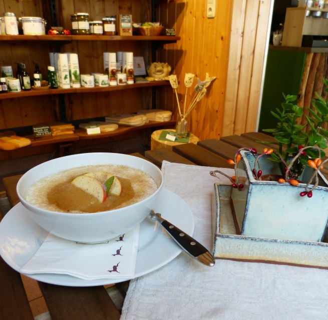 F&uuml;r Diejenigen, die einmal keinen Appetit auf Wild haben, erweiterten wir unsere kleine Imbisspalette um vegetarische und s&uuml;&szlig;e Alternativen. Ebenso finden Sie Kaffee, Kuchen und Geb&auml;ck. // &copy; Waldservice und Energie GmbH