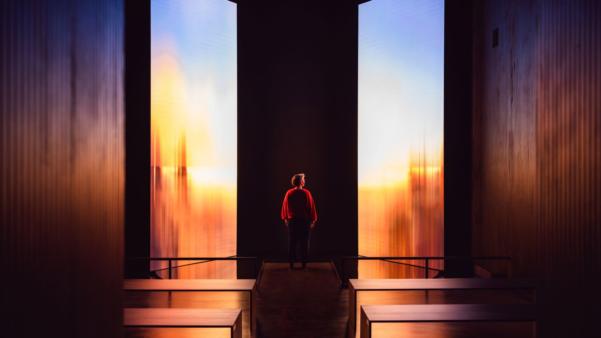 Birte Frenssen, Kuratorin und stellvertretende Direktorin des Pommerschen Landesmuseum, vor beleuchteter Kunstinstallation.