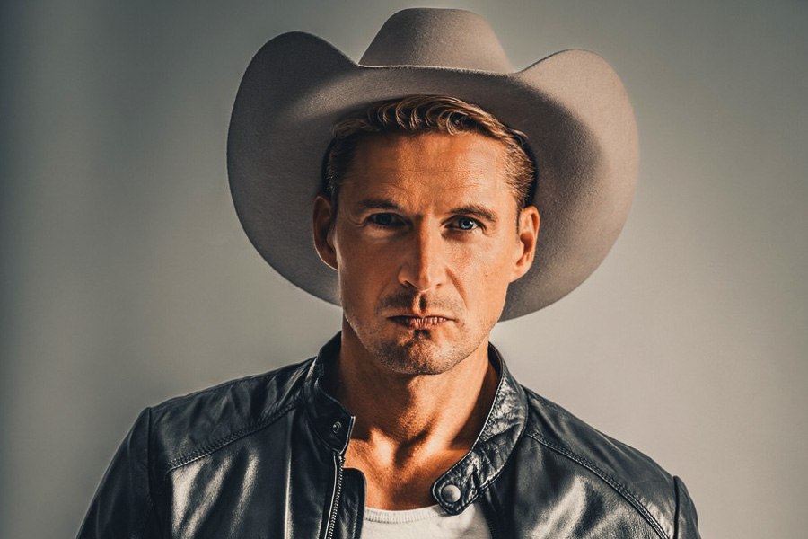 Singer-Songwriter und Schauspieler Bastian Semm wird am 13. Dezember ein Konzert mit weihnachtlichen Countryliedern im Biergarten des Restaurants "Zum Störti" in Ralswiek geben., © EMPIRE AGENCY Singer-Songwriter und Schauspieler Bastian Semm wird am 13. Dezember ein Konzert mit weihnachtlichen Countryliedern im Biergarten des Restaurants "Zum Störti" in Ralswiek geben., © EMPIRE AGENCY