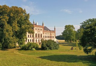 Udsigt fra Lenné-parken mod den vestlige facade af Broock Slot. // © Schloss Broock GmbH & Co. KG Udsigt fra Lenné-parken mod den vestlige facade af Broock Slot. // © Schloss Broock GmbH & Co. KG