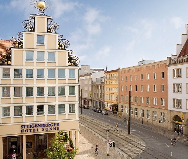 In bester Innenstadtlage begrüßt das Steigenberger Hotel Sonne seine Gäste aus aller Welt. // © Steigenberger Hotel Sonne In bester Innenstadtlage begrüßt das Steigenberger Hotel Sonne seine Gäste aus aller Welt. // © Steigenberger Hotel Sonne