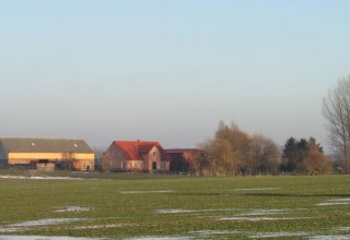 De G&auml;nsehof ligt aan de oostelijke rand van het dorp Ladenthin. De twee grote bakken en veldstenen schuren zijn niet over het hoofd te zien. // &copy; Gr&uuml;ner G&auml;nsehof