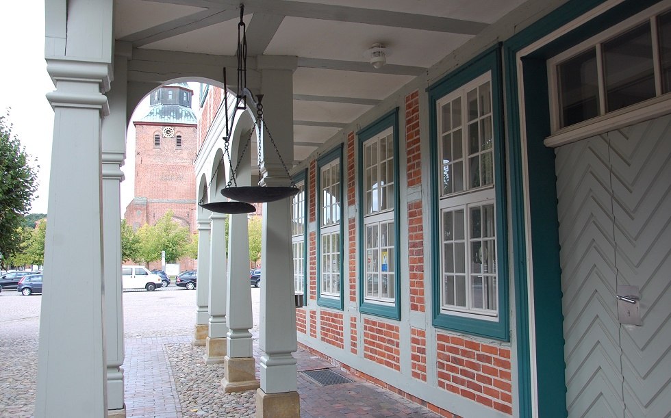 Die Stadtwaage im Eingangsbereich erinnert an das frühere Markttreiben., © Gabriele Skorupski