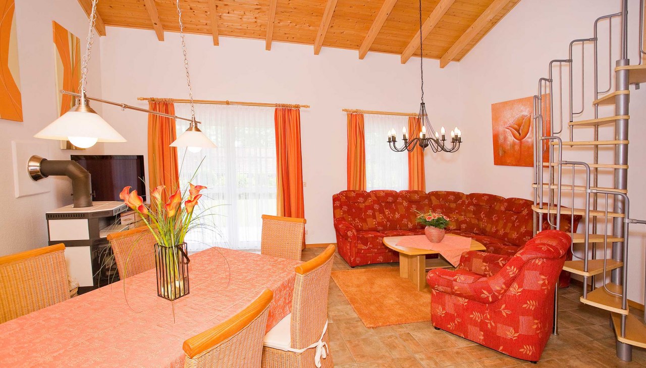 Gem&uuml;tliches Wohnzimmer mit Kaminofen, &copy; Ringfoto Steindorf-Sabath