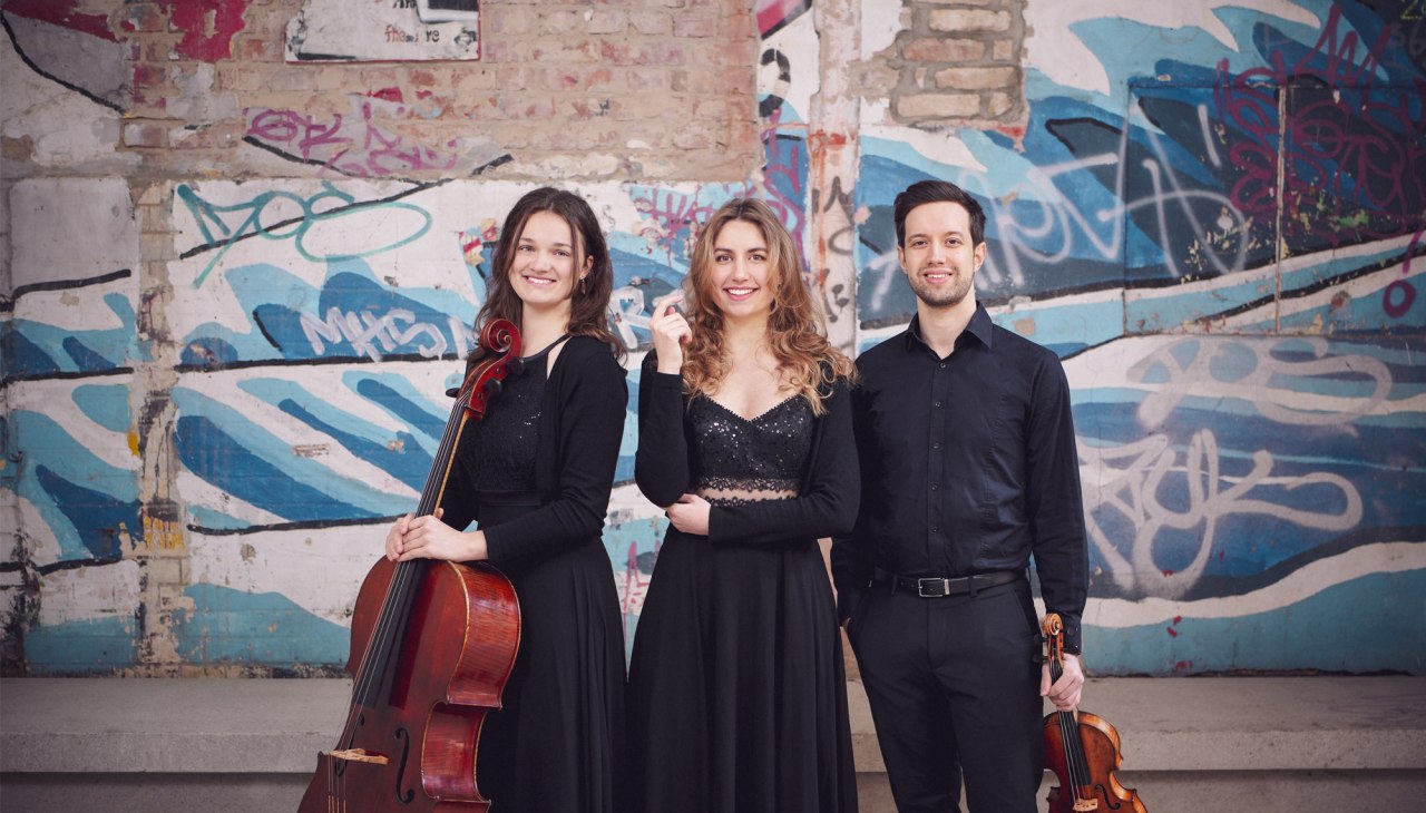 Roman Tulchynsky - viool,
Marei Schibilsky - violoncello,
Julia Stephan - piano, © Clara Evens Roman Tulchynsky - viool,
Marei Schibilsky - violoncello,
Julia Stephan - piano, © Clara Evens
