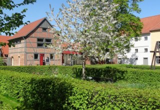 Cafe-Wieckhaus aus dem Klostergarten heraus fotografiert // &copy; Tom Augustyniak