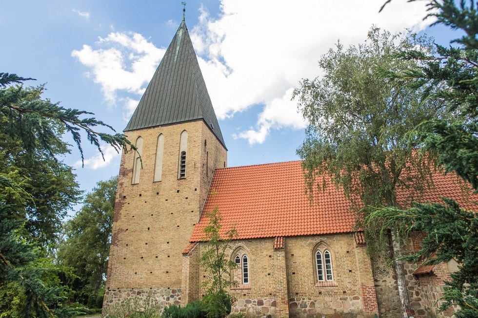 Die Dorfkirche Lambrechtshagen von der Südfront fotografiert. // © Frank Burger Die Dorfkirche Lambrechtshagen von der Südfront fotografiert. // © Frank Burger