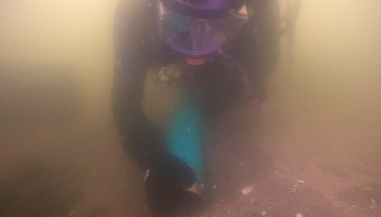Ein Teilnehmer der Maritime Archaeology Summer Fieldschool legt vorsichtig ein historisches Gesch&uuml;tz mit dem Unterwassersauger frei, &copy; Foto: Dr. Jens Auer