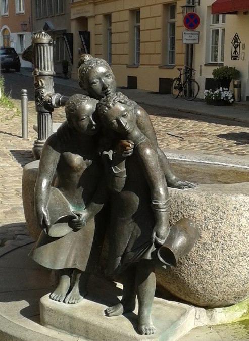 M&auml;dchenbrunnen F&auml;hrstra&szlig;e Ecke Schillstra&szlig;e, &copy; Renate Keitmann