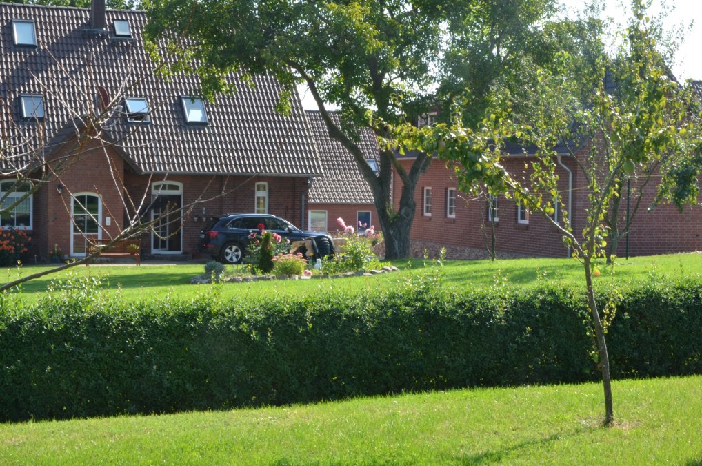 Gartenansicht mit beiden Häusern, © Falkenberg