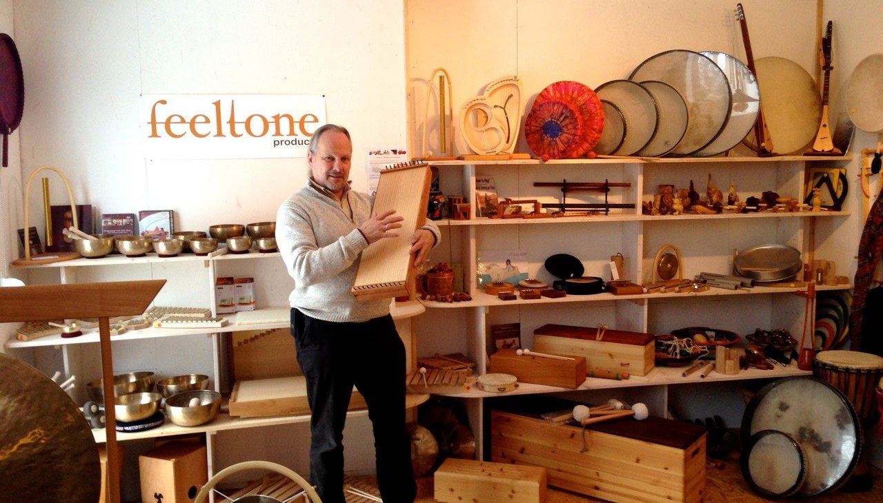 Ingo B&ouml;hme von feeltone mit einem Monochord im Verkaufsraum, &copy; Martina Gl&auml;ser-B&ouml;hme