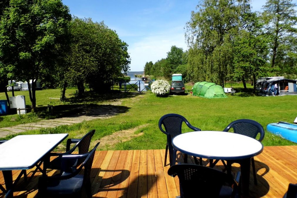 Geniet van het terras met uitzicht op het Stichkanal, &copy; Naturcampingplatz Lassan