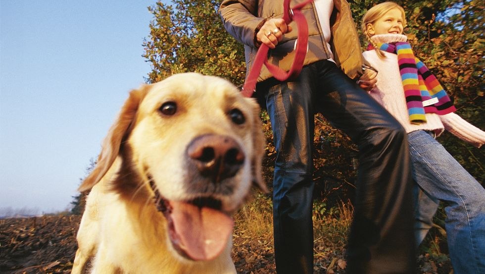 Mutter und Tochter gehen mit ihrem Hund spazieren, Mecklenburgische Ostseeküste // © MV-T/Werk3 Mutter und Tochter gehen mit ihrem Hund spazieren, Mecklenburgische Ostseeküste // © MV-T/Werk3