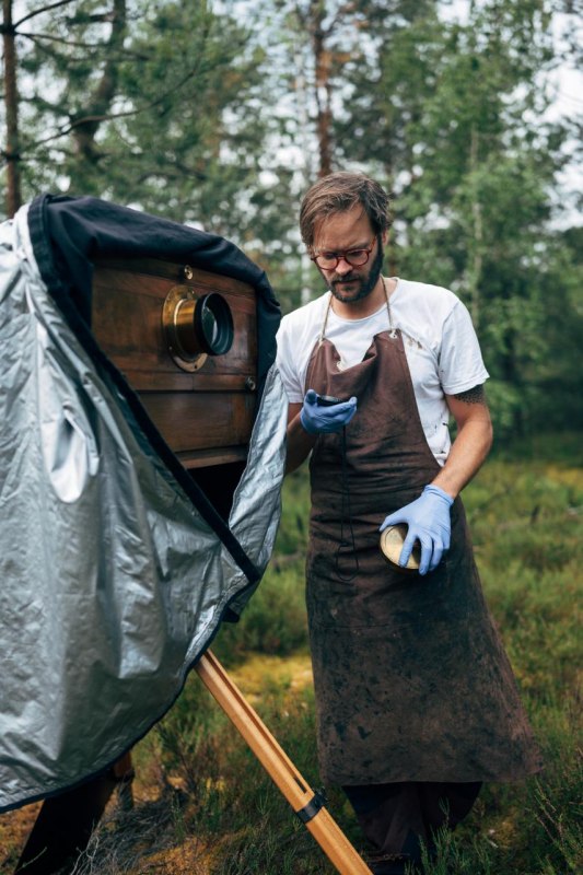 Maximilian Zeitler met een historische grootformaat camera // &copy; Maximilian Zeitler
