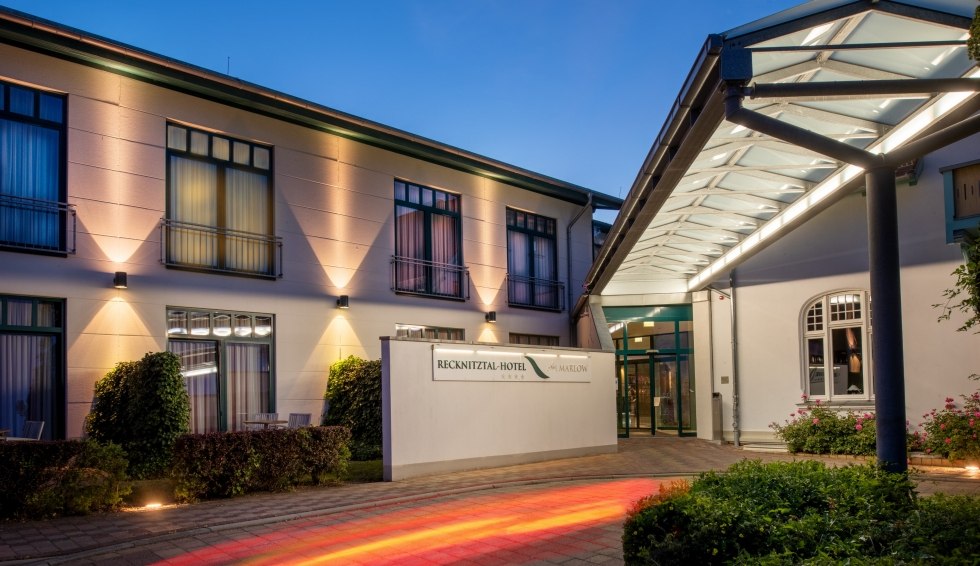 Außenansicht bei Nacht, © Recknitztal-Hotel Marlow Außenansicht bei Nacht, © Recknitztal-Hotel Marlow