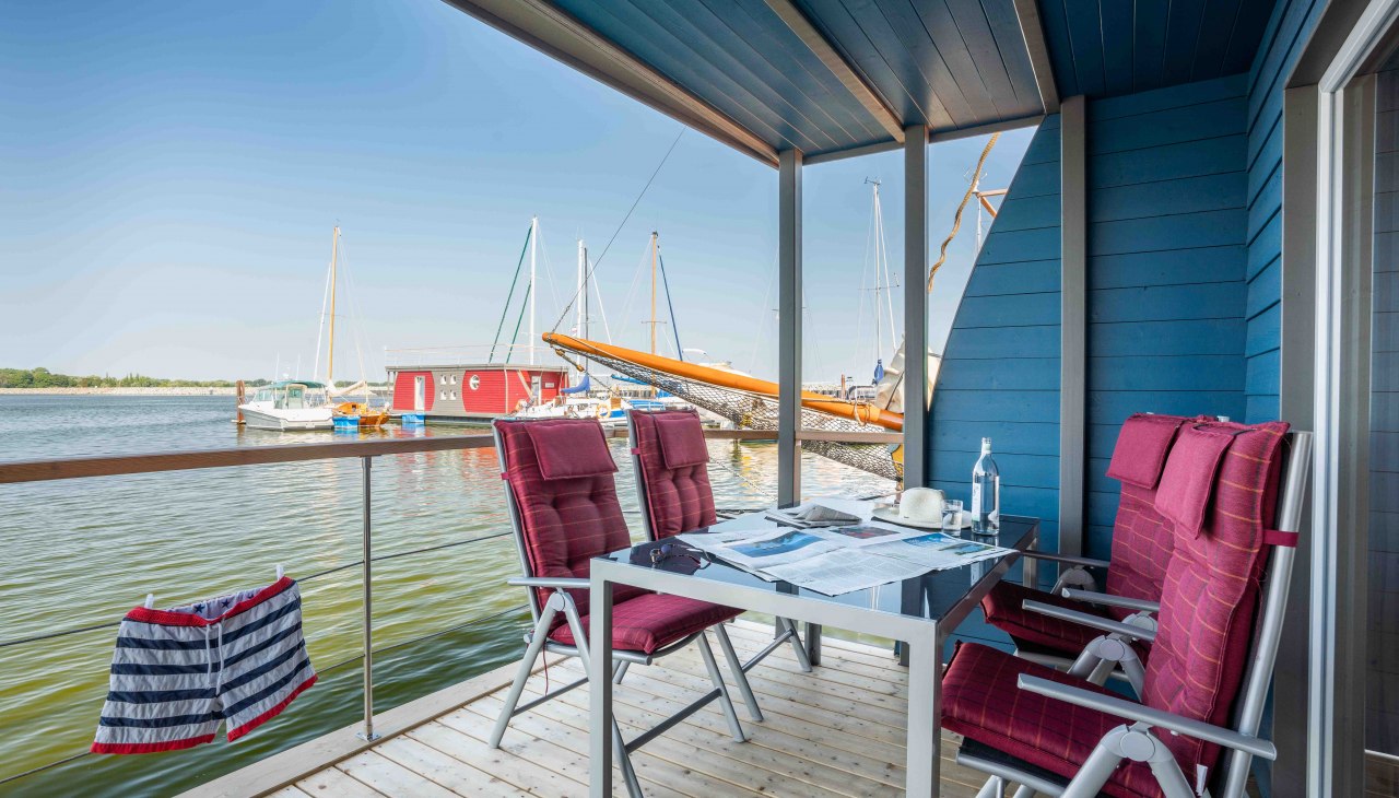 Veranda mit Sitzgelegenheit, &copy; Stern Hausboot