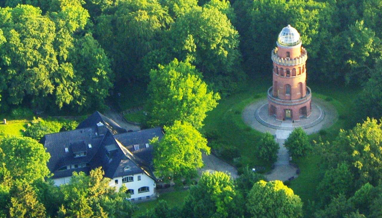 Ernst-Moritz-Arndt Turm mit dem Rugard Hotel, &copy; Paul Dehn