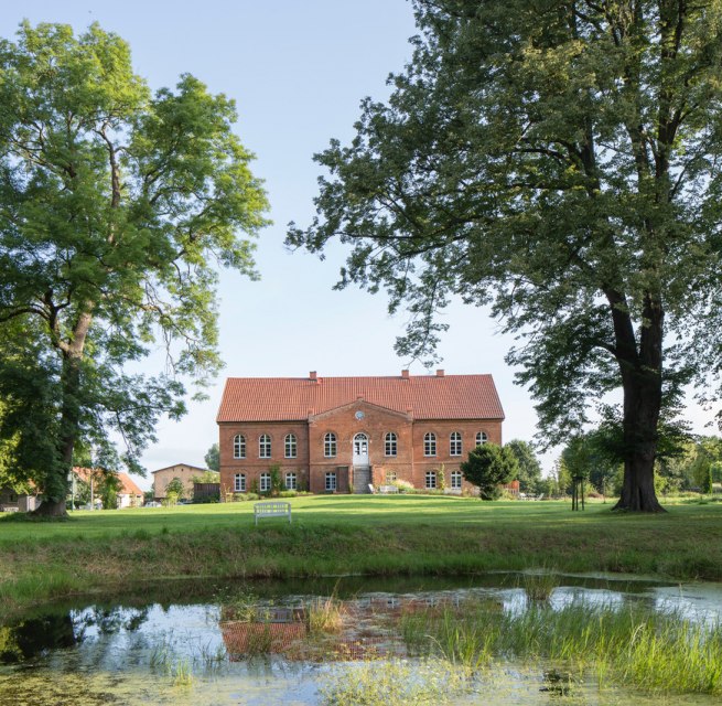 Gutshaus Hessenburg Parkansicht // &copy; Gutshaus Hessenburg / Philipp Obkircher