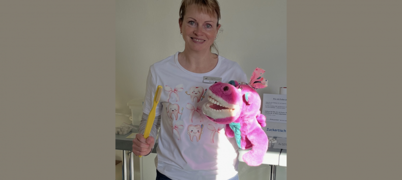 Zahnprophylaxe-Helferin Hanka Mayer mit ihrer Handpuppe Kroko zeigt Kindern wie man richtig Z&auml;hne putzt. // &copy; Hanka Mayer, Zahn&auml;rztlicher Dienst Landkreis Vorpommern-R&uuml;gen