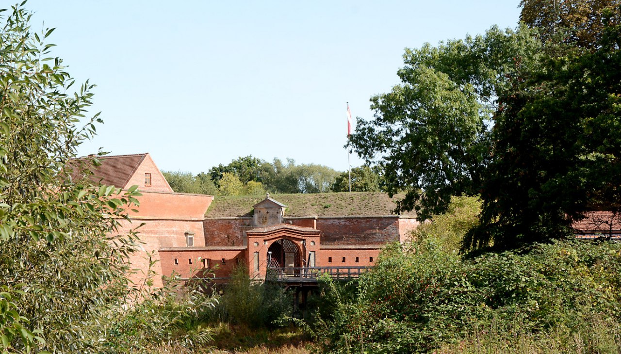 Festungstor der Festung Dömitz vom Elbdeich gesehen, © Tourismusverband Mecklenburg-Schwerin Festungstor der Festung Dömitz vom Elbdeich gesehen, © Tourismusverband Mecklenburg-Schwerin