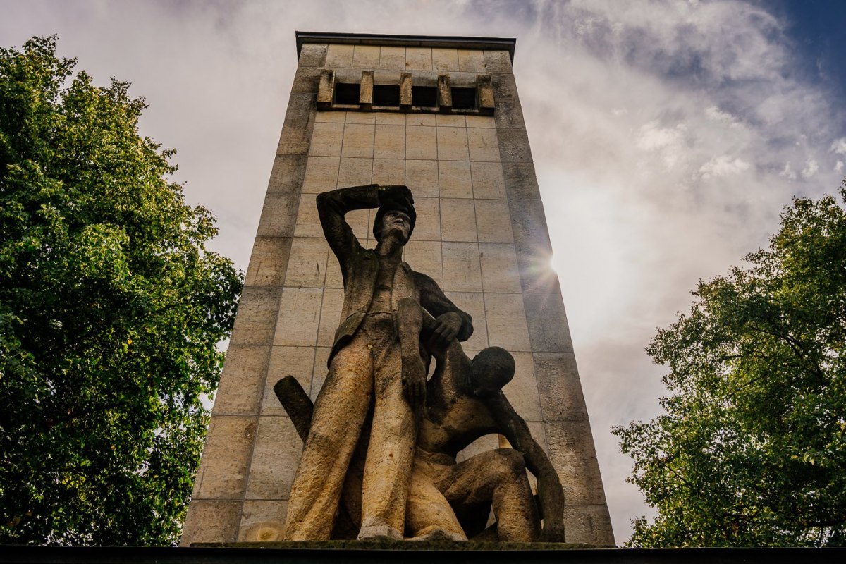 Klokkentoren met figuren op de gedenkplaats F&uuml;nfeichen // &copy; Christian Thiele