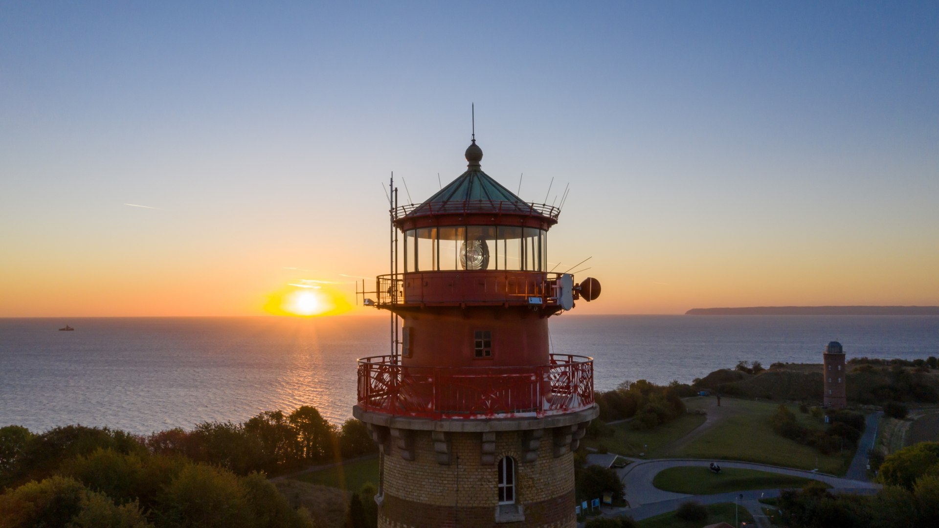 Close-up van de vuurtoren Cape Arkona op het eiland R&uuml;gen bij zonsondergang, met uitzicht op de zee en de omgeving, vastgelegd in warme kleuren.