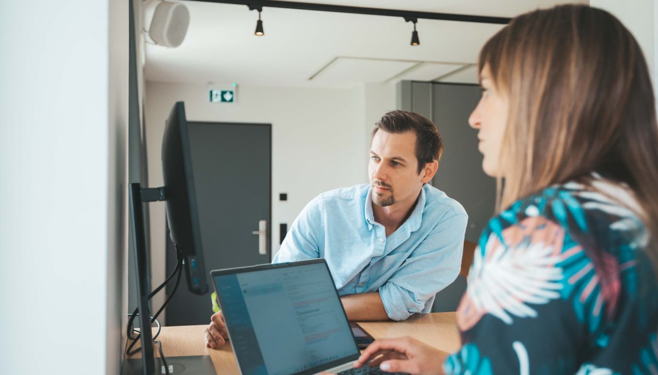 Fokus-Absprache am Arbeitsplatz., © Michelle Dynio Fokus-Absprache am Arbeitsplatz., © Michelle Dynio