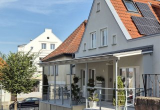 Im Haus mit der Veranda befinden sich das Atelier und der Atelierladen - Sie sind hier herzlich willkommen., © Ute Matthiesen Im Haus mit der Veranda befinden sich das Atelier und der Atelierladen - Sie sind hier herzlich willkommen., © Ute Matthiesen