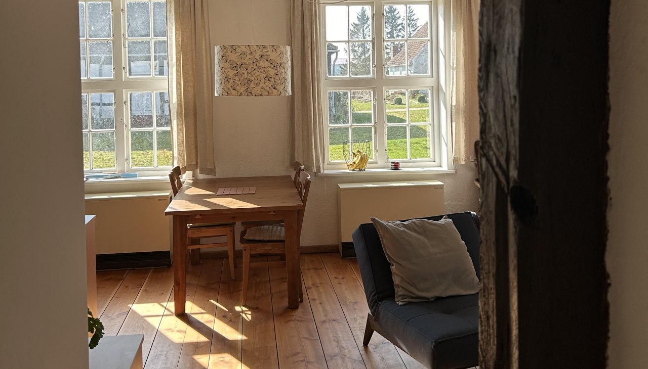 Flat met oude meubels en nieuwe charme - en veel ruimte om te werken, te wonen en je goed te voelen, © Werk Gut Wohnen Schlatkow eG Flat met oude meubels en nieuwe charme - en veel ruimte om te werken, te wonen en je goed te voelen, © Werk Gut Wohnen Schlatkow eG