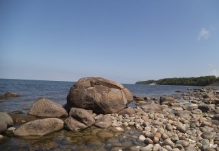 Findling Svantekahs am Strand von Ruschvitz // &copy; H. Seelenbinder