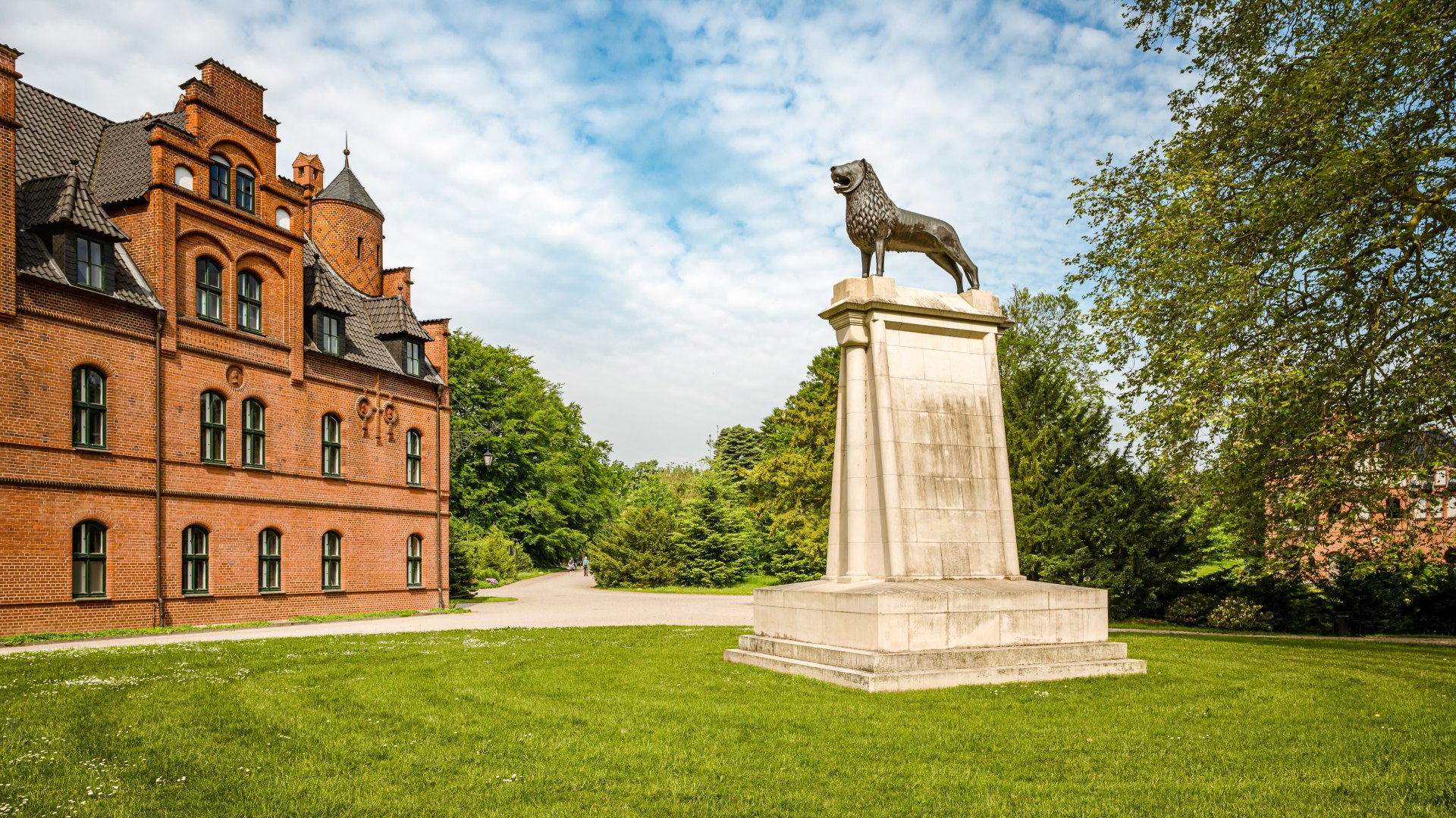 Schloss Wiligrad mit dem Nachbau des Braunschweiger L&ouml;wen. , &copy; TMV/Tiemann