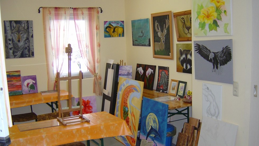 Welkom in het "JuGeLy" atelier - of het nu tijdens een schilderweekend is of tijdens een schilderweek - hier leren bezoekers stap voor stap hoe ze met succes een olieverfschilderij kunnen maken. // &copy; Atelier "JuGeLy" / G&ouml;rres