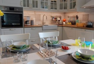 Familienzeit in der modernen K&uuml;che mit angeschlossenem Essbereich, &copy; @cramer