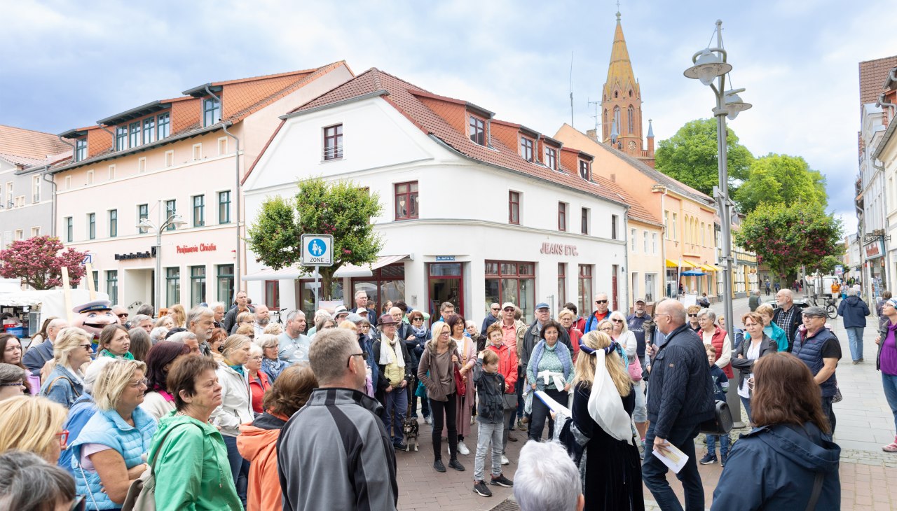 gro&szlig;er Andrang zur Stadtf&uuml;hrung mit dem B&uuml;rgermeister und Herzogin Anna, &copy; Antje Fr&ouml;hlich