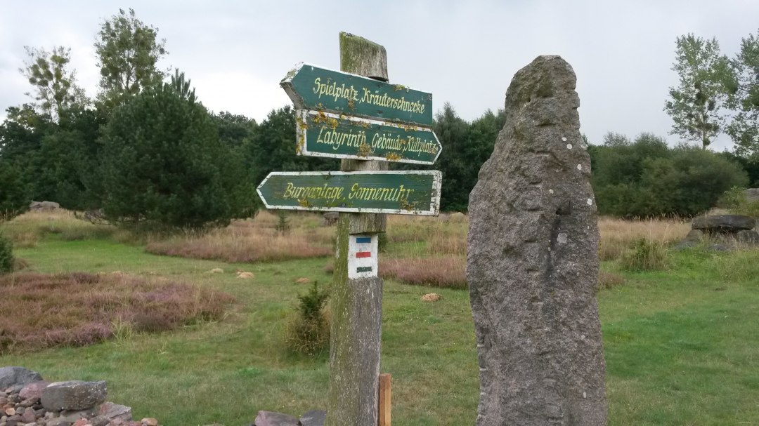 Im Findlingsgarten gibt es auch eine Haltestelle der Schmalspurbahn, &copy; Angelika Michaelis