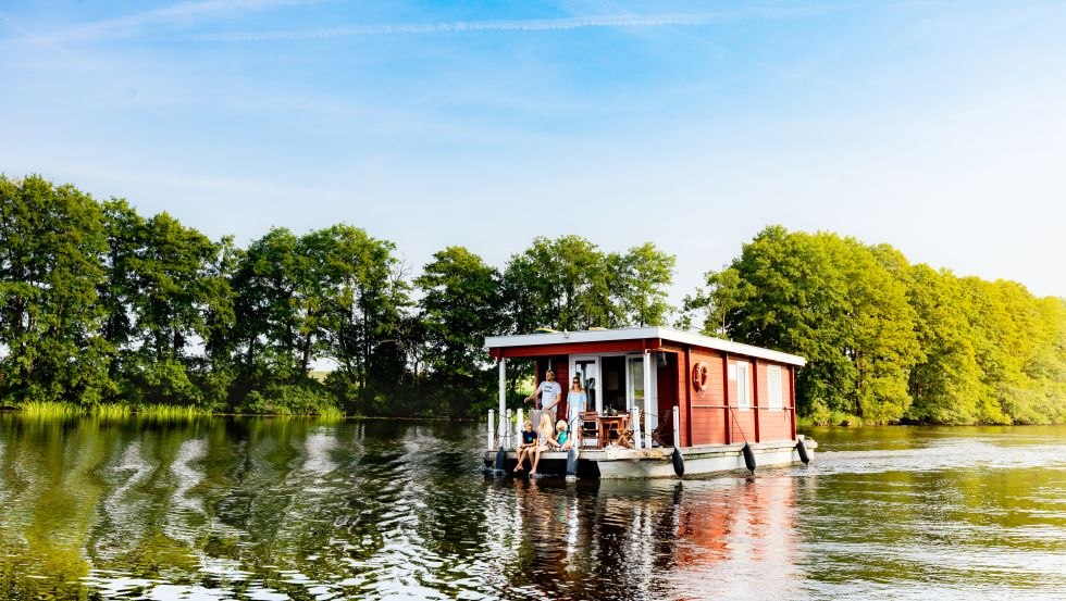 Mit dem BunBo auf dem Müritzarm in der Mecklenburgischen Seenplatte unterwegs // © MV-T/Kirchgessner Mit dem BunBo auf dem Müritzarm in der Mecklenburgischen Seenplatte unterwegs // © MV-T/Kirchgessner