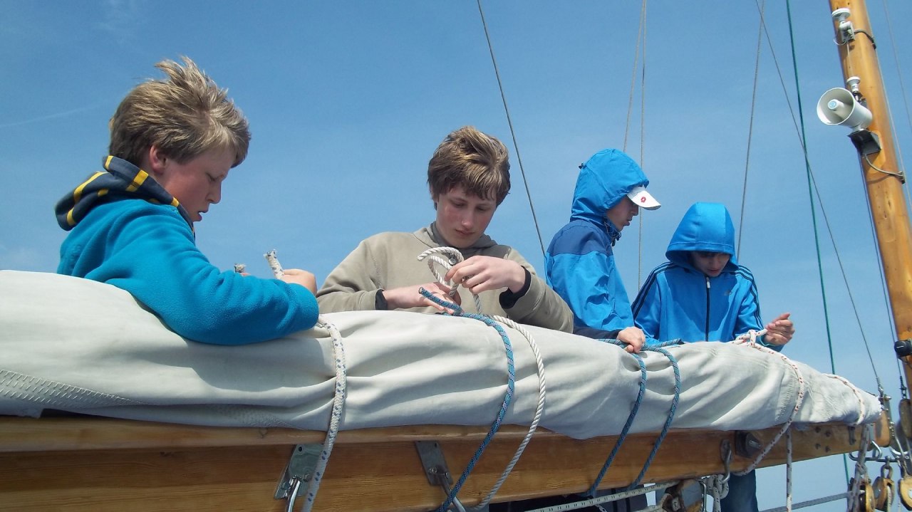 Jugendliche auf dem Kartenhaus, beim einpacken des Gro&szlig;segels, &copy; Mirko Niebuhr 2017