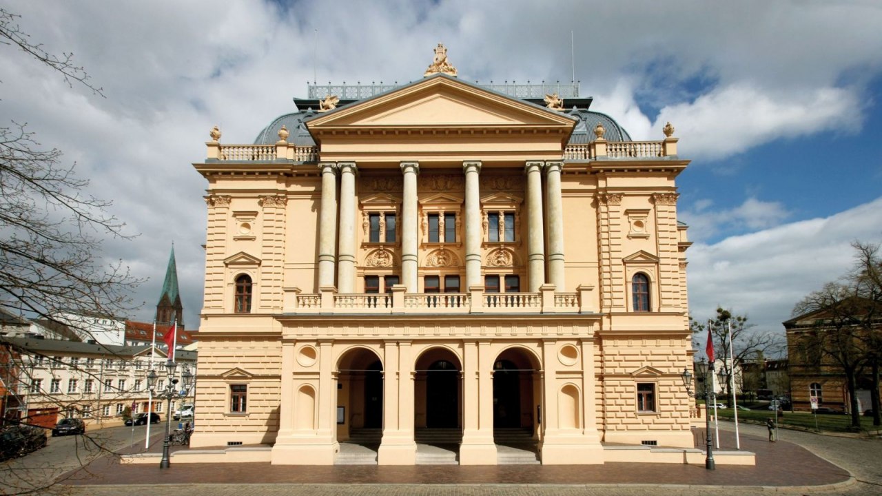 Blick auf das historische Gebäude des Mecklenburgischen Staatstheaters in Schwerin. // © Mecklenburgisches Staatstheater Blick auf das historische Gebäude des Mecklenburgischen Staatstheaters in Schwerin. // © Mecklenburgisches Staatstheater