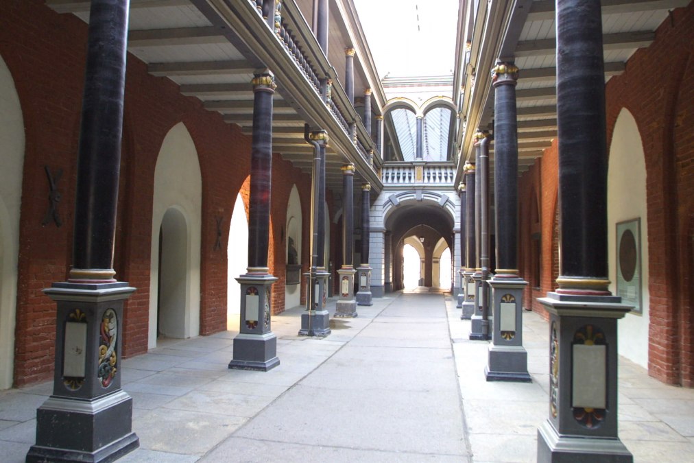 168-rathaus-durchgang, &copy; TZ - HST