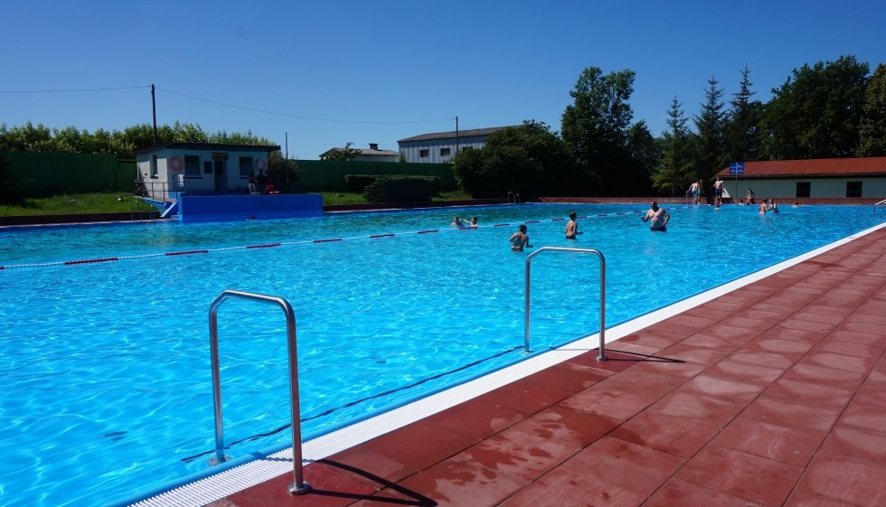 Zwembad Kirch Baggendorf met 50 meter baan, grote speeltuin en sportfaciliteiten // © Amt Recknitz-Trebeltal Zwembad Kirch Baggendorf met 50 meter baan, grote speeltuin en sportfaciliteiten // © Amt Recknitz-Trebeltal
